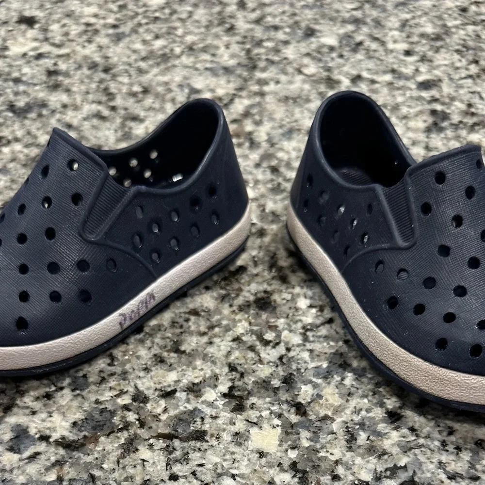 Cat & Jack Navy Blue Rubber Slip On Water Shoes Size 5